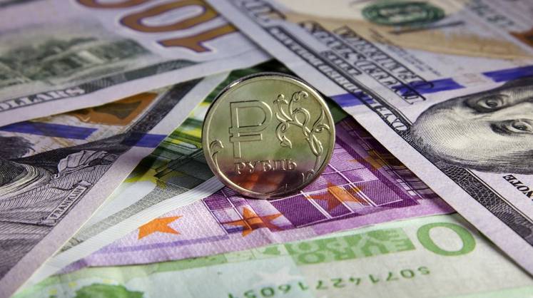 Рубль продолжает сползать вниз