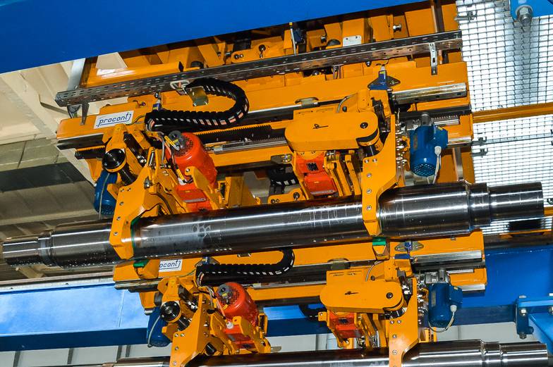 Предоставлено пресс-службой Манипулятор для перемещения ж/д осей по производственной линии.