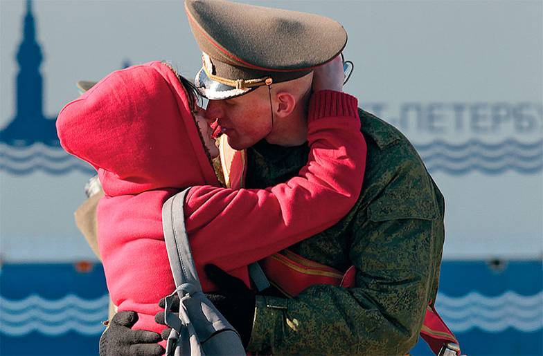 АНАТОЛИЙ МЕДВЕДЬ/ТАСС Опросы показывают, что армии скорее не доверяют лишь 8% опрошенных