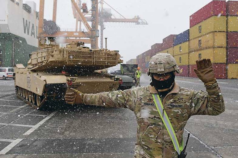 EPA/ADAM WARZAWA POLAND Партия американских танков Abrams разгружается в польском порту Гдыня 3 декабря 2022 года