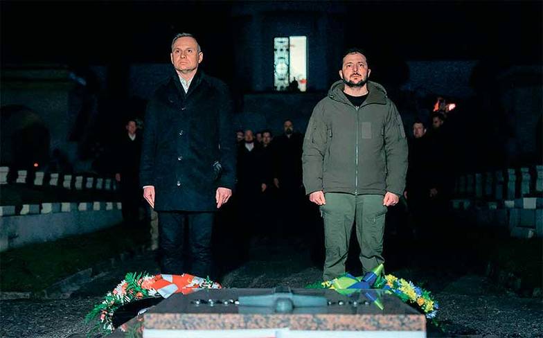  Президент Польши Анджей Дуда (слева) и президент Украины Владимир Зеленский на церемонии почтения памяти украинских солдат во Львове