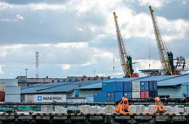 ВИТАЛИЙ НЕВАР/ТАСС Грузовые контейнеры компании Maersk в Калининградском морском торговом порту