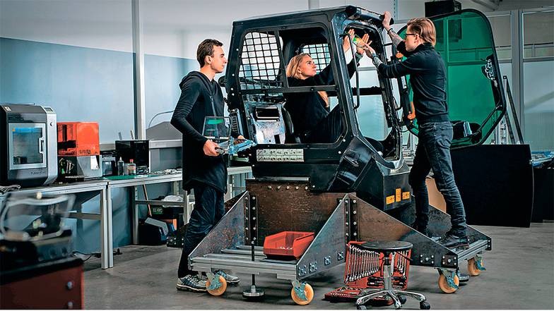 WayRay Швейцарский завод WayRay должен заработать в октябре этого года, а с 2023-го голографические навигационные дисплеи компании должны быть уже широко представлены на мировом авторынке (на фото: работа в одной из лабораторий WayRay)