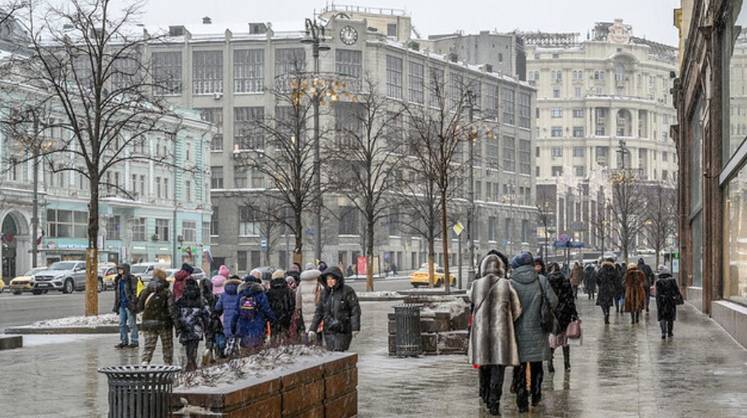 Москвичей предупредили о сильном ветре и гололедице