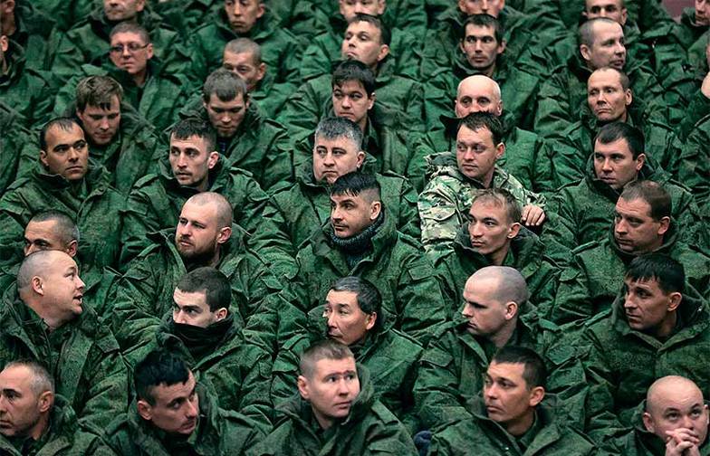 КИРИЛЛ КУХМАРЬ/ТАСС Граждане, призванные в Вооруженные силы РФ в рамках частичной мобилизации, во время посещения консультационного центра по вопросам мобилизации