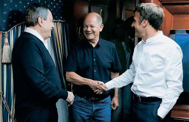 LUDOVIC MARIN / POOL Коллективный визит на Украину премьер-министра Италии Марио Драги, канцлера Германии Олафа Шольца и президента Франции Эммануэля Макрона (слева направо) в западной прессе назвали историческим: впервые за долгое время европейские лидеры объединились для продвижения общей повестки. По данным инсайдеров, политики привезли в Киев предложение возобновить мирные переговоры в обмен на евроинтеграцию