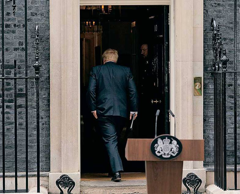  Борис Джонсон наступил на горло собственной песне в надежде угодить политическому истеблишменту и проявил упорство лишь в нежелании покидать кабинет