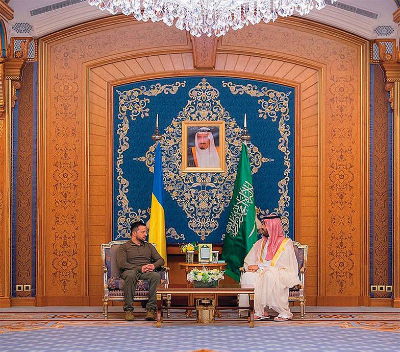 AUDI PRESS AGENCY/APA IMAGES VIA ZUMA Президент Украины Владимир Зеленский (слева) на встрече с наследным принцем Саудовской Аравии Мохаммедом бен Салманом