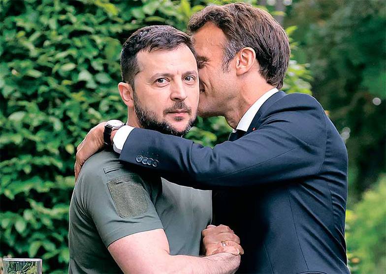 TASS Пресса заметила странность в общении президента Украины Владимира Зеленского и президента Франции Эммануэля Макрона, которого обвиняют в слишком явном желании договориться с Россией. Daily Mail пишет: «Зеленский выглядел так, словно предпочел бы сражаться в окопах Северодонецка, когда его обхватил льстивый французский лидер, одетый в безупречный темно-синий костюм. Образ политиков, ранее пожимавших друг другу руки, выглядел столь же противоречиво»