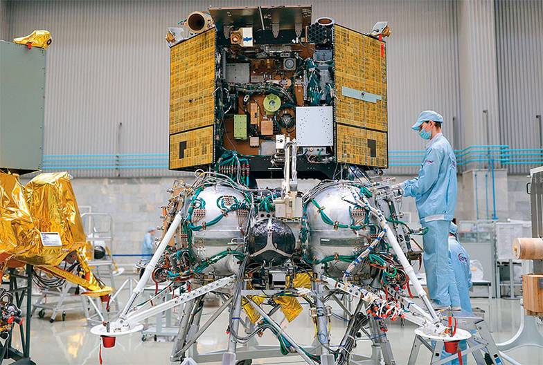 TASS Сотрудник НПО имени С. А. Лавочкина» у автоматической станции «Луна-25»