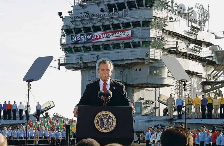 AP PHOTO/J. SCOTT APPLEWHITE Первого мая 2003 года президент США Джордж Буш с палубы авианосца «Авраам Линкольн» объявил о победе войск антииракской коалиции над режимом Саддама Хусейна: «В этой борьбе мы сражались за свободу и за мир во всем мире. Наша нация и наша коалиция гордятся этим достижением. Ирак свободен»
