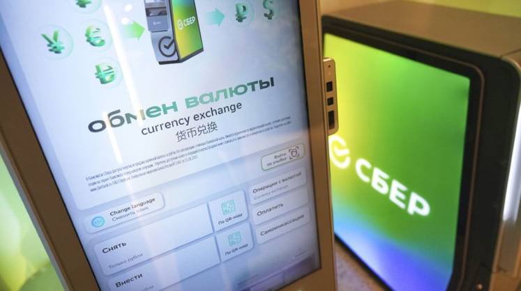 Сбер гасит старые валютные Visa, но открывает «обменники» в банкоматах