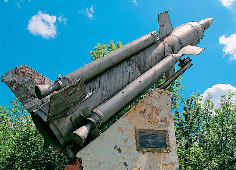 ВАЛЕНТИН СПРИНЧАК/ТАСС Донецк, монумент у бывшей ракетной части