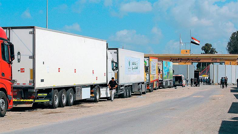 PA/KHALED ELFIQI На границе Египта с Газой скапливаются грузовики с гуманитарной помощью