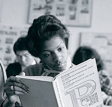 ШАМСУТДИНОВ Р./ФОТОХРОНИКА ТАСС Студентка химико-технологического факультета Марта Родригес Гонсалес (Куба) на занятиях в кабинете русского языка