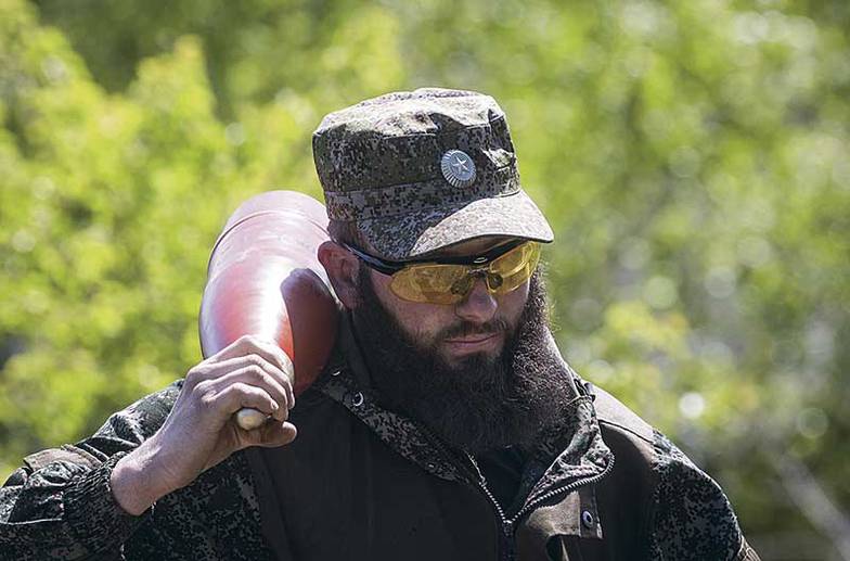 СТАНИСЛАВ КРАСИЛЬНИКОВ/ТАСС Военнослужащий Народной милиции ЛНР держит агитационный снаряд, которым ведется стрельба из полковых самоходных гаубиц 2С1 «Гвоздика»