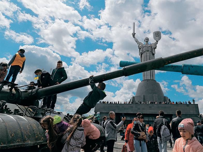 SERGEY DOLZHENKO-EPA Киев, монумент «Родина-мать»