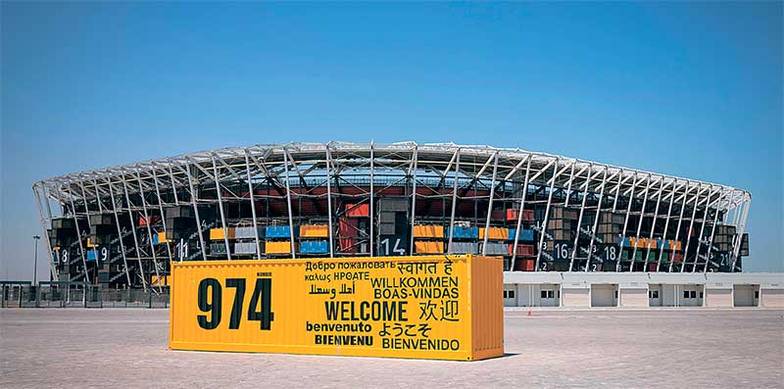 CHRISTIAN CHARISIUS/DPA Стадион «974» — это временная арена, построенная из транспортных контейнеров. Использовано 974 контейнера — это код государства Катар. После окончания чемпионата арена будет разобрана и передана в Африку