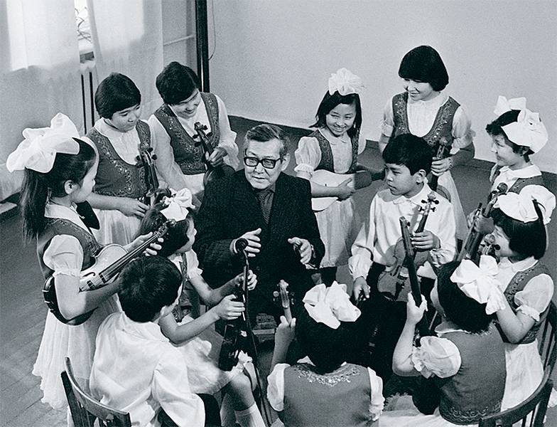 М ШЛАФШТЕЙ Н М./ФОТОХРОНИКА ТАСС Известный киргизский композитор профессор Мукаш Абдраев во время посещения музыкальной школы-интерната (Киргизская ССР, 20 февраля 1979 года)