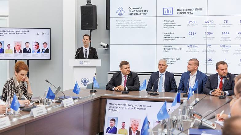 предоставлено  ПИШ НовГУ Защита проекта ПИШ НовГУ перед комиссией Министерства образования и науки На фото (справа налево): губернатор Новгородской области Никитин А.С., председатель Совета директоров ПАО "Акрон" Попов А.В., генеральный директор ООО "НПЦ "Акрон Инжиниринг" Колосовский А.Л., ректор НовГУ Боровиков Ю.С., директор ПИШ НовГУ Чеботарев С.Д.