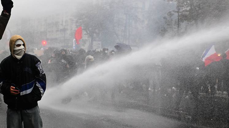 Во Франции розница и рестораны переходят на осадное положение
