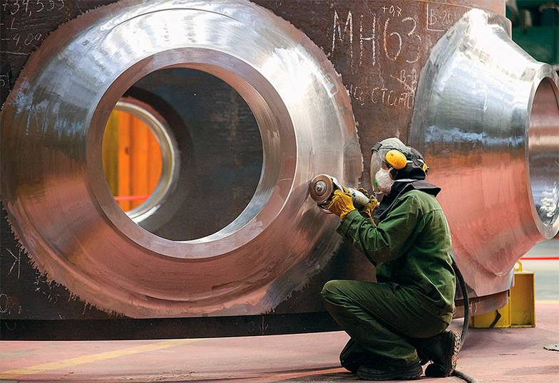 ЭРИК РОМАНЕНКО/ТАСС Подготовка к неразрушающему контролю обечайки на заводе «Атоммаш»