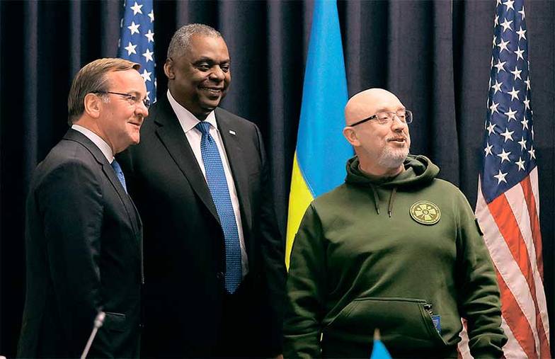 TASS Встреча контактной группы по поддержке Украины на американской авиабазе Рамштайн в Германии. На фото: министр обороны Германии Борис Писториус, министр обороны США Ллойд Остин и министр обороны Украины Алексей Резников (слева направо)