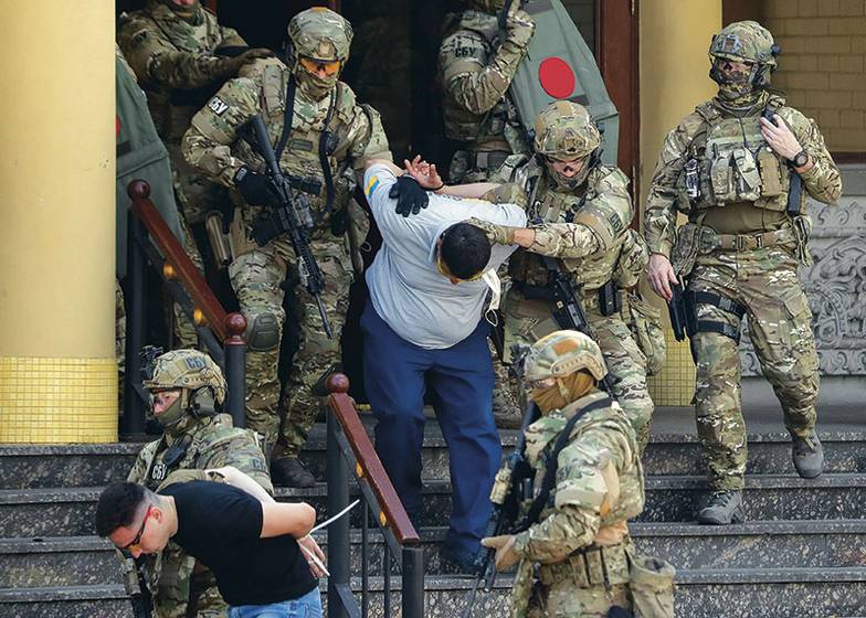 EPA/SERGEY DOLZHENKO За время СВО на Украине зафиксированы десятки тысяч заведенных уголовных дел, тысячи арестован- ных и сотни приговоров по статьям о «государственной измене» и «коллаборационной деятельности»