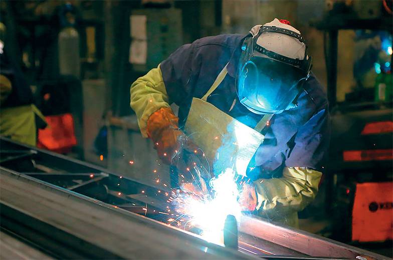 ПРЕДОСТАВЛЕНО КОМПАНИЕЙ «АГРИСОВГАЗ» Практическую часть программы учебно-курсового комбината будущие сварщики проходят на предприятии