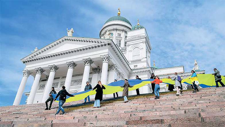 EPA/KIMMO BRANDT Финляндия, Хельсинки. Украинцы пытаются вернуть внимание западного общества к кризису на Востоке