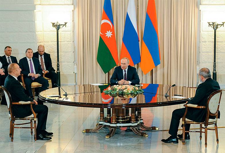 TASS Встреча президента России Владимира Путина (в центре), президента Азербайджана Ильхама Алиева (слева) и премьер-министра Армении Никола Пашиняна (справа) в Сочи в октябре 2022 года