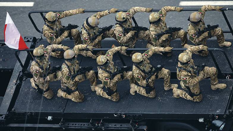 EPA/LESZEK SZYMANSKI PO «Есть страны, которые все бы отдали за возможность вести гибридную войну. Но никакого внутреннего потенциала не имеют. Самый знаменитый пример — Польша. Яда немерено, укусить хочется всех, возможности ноль»