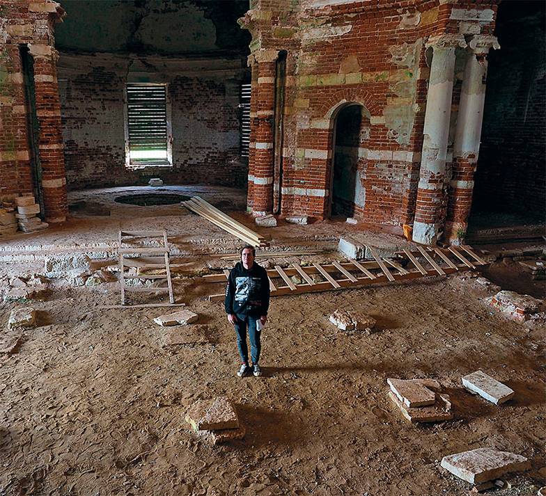 Елена Горбачева Историк, краевед Денис Ивлев в храме Петра и Павла в деревне Переслегино