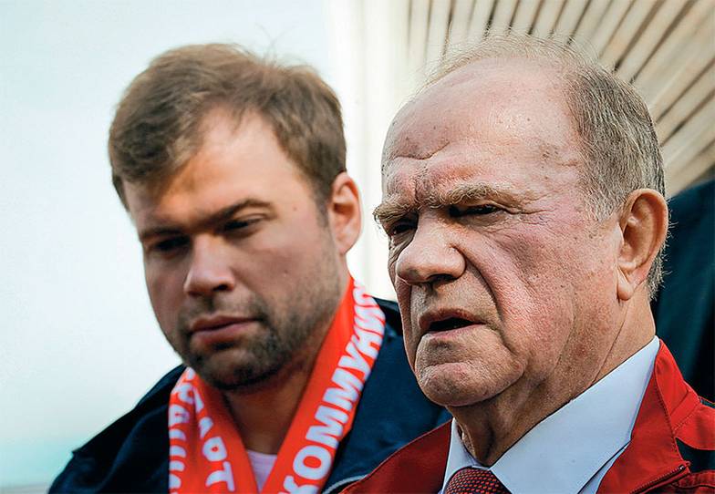 TASS Член комиссии Московской городской думы по государственному строительству и местному самоуправлению Москвы Леонид Зюганов и председатель Центрального комитета КПРФ Геннадий Зюганов (слева направо) перед голосованием