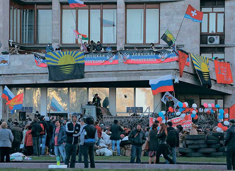 ИТАР-ТАСС/ МИХАИЛ ПОЧУЕВ Остатки Партии регионов Януковича, казалось бы, взяли власть на востоке Украины, сделали ставку на перегово- ры с Киевом и хотели торговаться. Они заигрались и не понимали, что эта революция не только против «хунты», но и против них