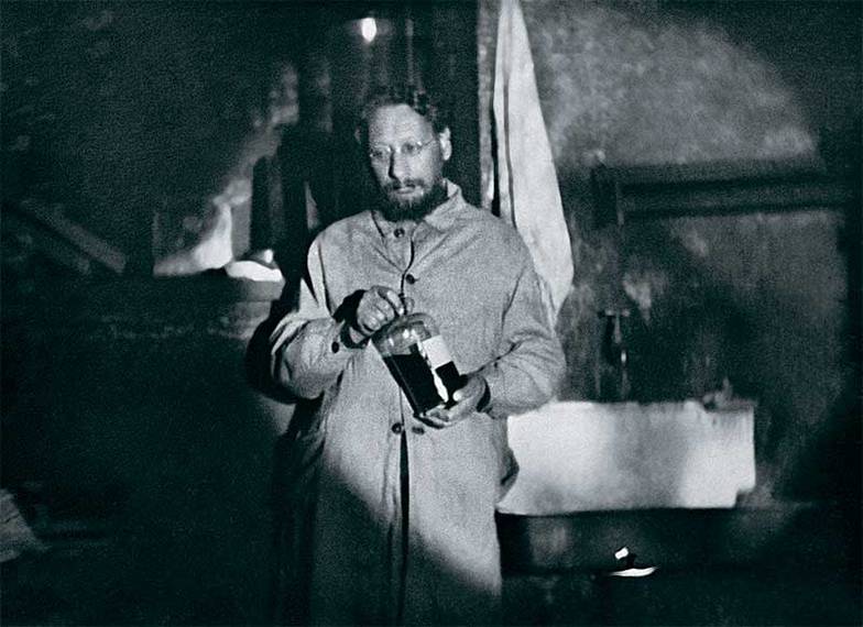 TASS Помощник директора ВЭИ по научной части Павел Флоренский во время проведения опытов в лаборатории испытания материалов Всесоюзного электротехнического института