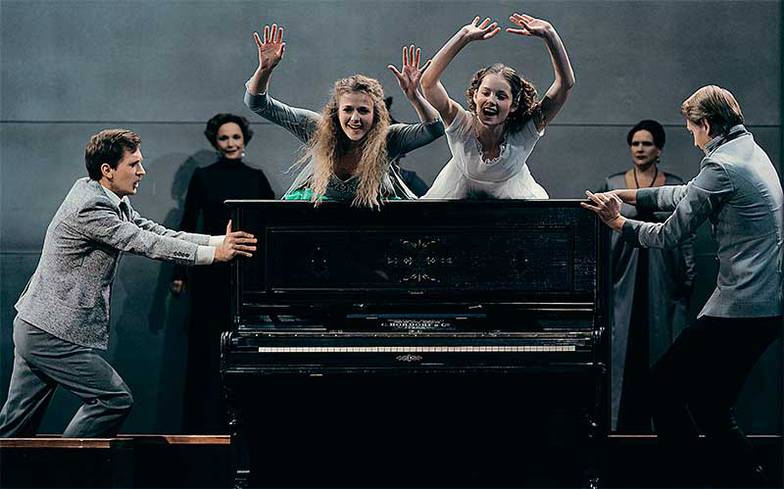 ЯНА ОВЧИННИКОВА/ТЕАТР ИМЕНИ ВАХТАНГОВА Одна из самых значимых премьер прошлого сезона, «Война и мир» Римаса Туминаса, остается в репертуаре Театра имени Вахтангова — по этому поводу у театральной общественности были некоторые опасения