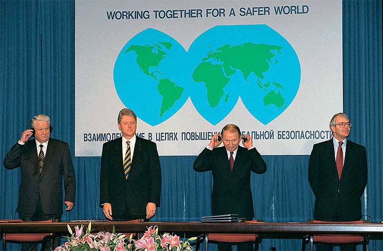 СЕНЦОВ АЛЕКСАНДР/ФОТОХРОНИКА ТАСС Президент России Борис Ельцин, президент США Билл Клинтон, президент Украины Леонид Кучма и премьер- министр Великобритании Джон Мейджор во время подписания протокола о гарантии безопасности Украины в Будапеште