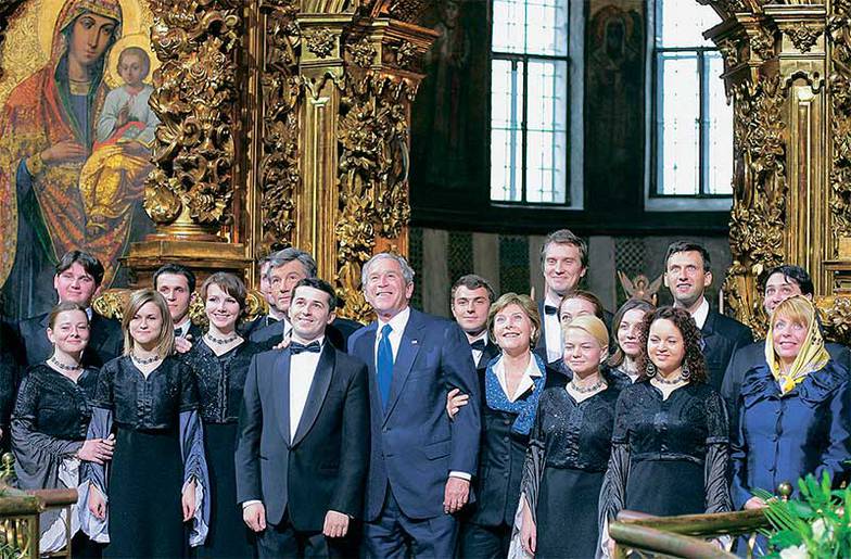 ИТАР-ТАСС/ НИКОЛАЙ ЛАЗАРЕНКО Президент Украины Виктор Ющенко (на втором плане четвертый слева) и президент США Джордж Буш (в центре) во время осмотра Собора святой Софии