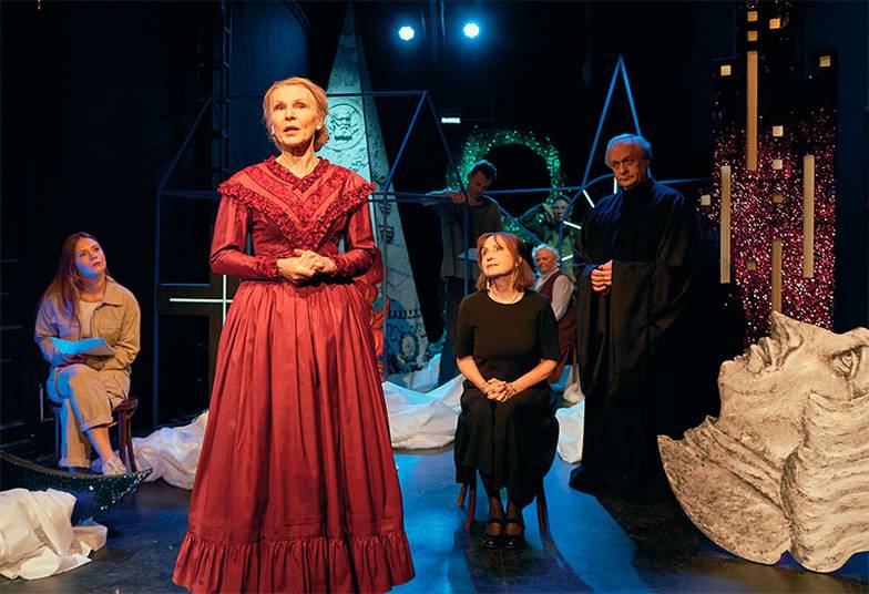 ПРЕСС-СЛУЖБА РАМТ / СЕРГЕЙ ПЕТРОВ В спектакле «Здесь дом стоял» заняты актеры: Ольга Гришова, Лариса Гребенщикова, Юрий Григорьев, Дарья Затеева и другие