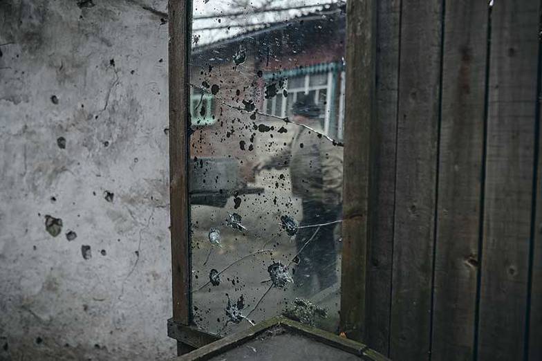 ТАСС Зеркало во дворе жилого дома, разбитое при артобстреле в поселке Зайцево (13 ноября 2018 года)