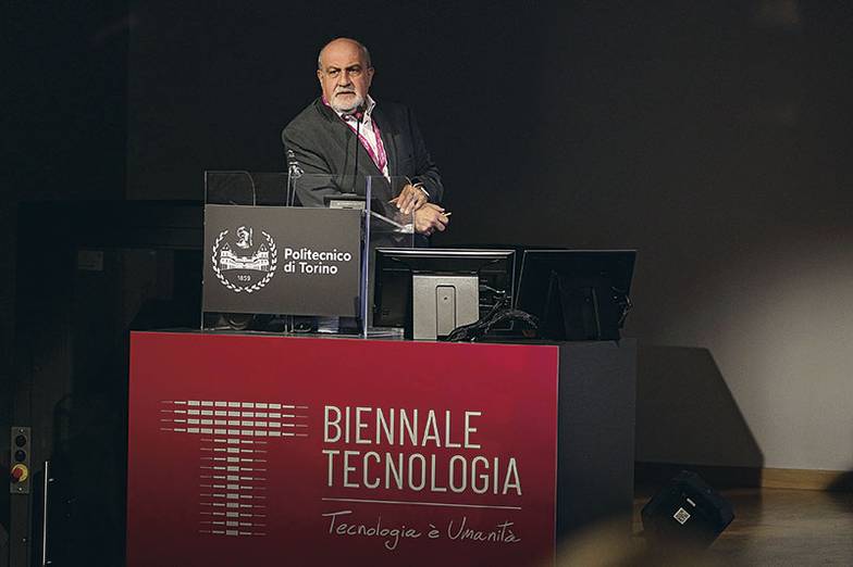 ZUMA\TASS Нассим Николас Талеб — ученый, писатель. Автор книг «Черный лебедь. Под знаком непредсказуемо- сти», «Одураченные случайностью. О скрытой роли шанса в бизнесе и в жизни», «Антихрупкость. Как извлечь выгоду из хаоса», «Рискуя собственной шкурой. Скрытая асимметрия повседневной жизни»