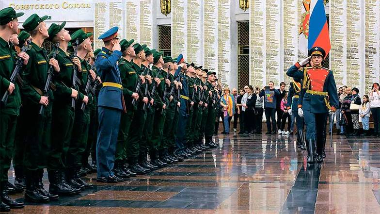 ВЯЧЕСЛАВ ПРОКОФЬЕВ/ТАСС Призывники во время церемонии приведения к военной присяге военнослужащих батальона почетного караула 154-го отдельного комендантского Преображенского полка в Зале Славы Музея Победы