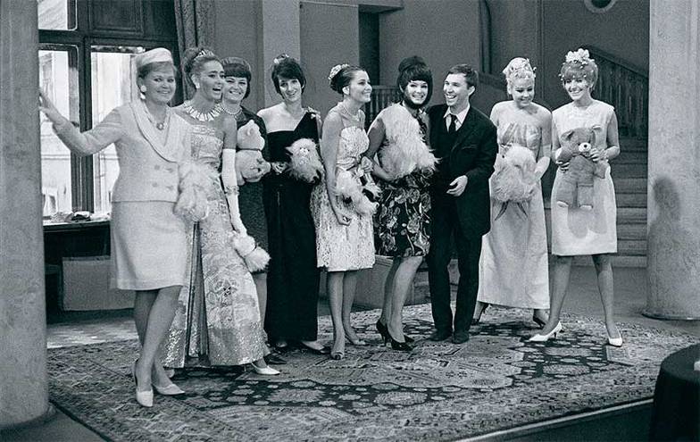 АЛЕКСАНДР СТЕШАНОВ, КОЛЛЕКЦИЯ МУЛЬТИМЕДИА АРТ МУЗЕЯ, МОСКВА Модельер Вячеслав Зай цев с манекенщицами. г. Москва. 1965 г.