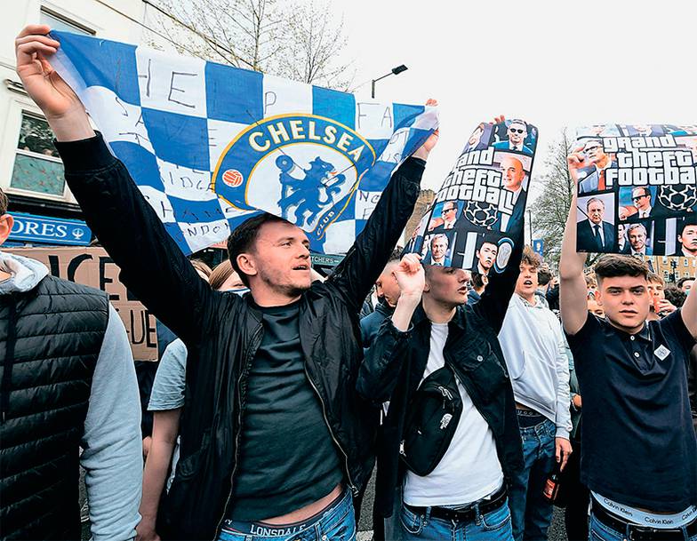 IAN WEST/PA Болельщики «Челси», протестуя против Суперлиги, перекрыли улицы в Лондоне и не пускали команду на стадион. После этого владелец команды Роман Абрамович окончательно решил выйти из нового супертурнира