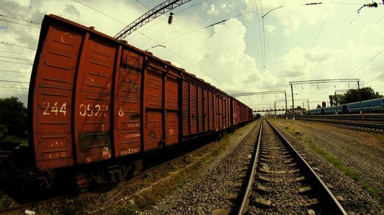 Алиханов предложил ввести полный запрет на движение товаров между Прибалтикой и РФ