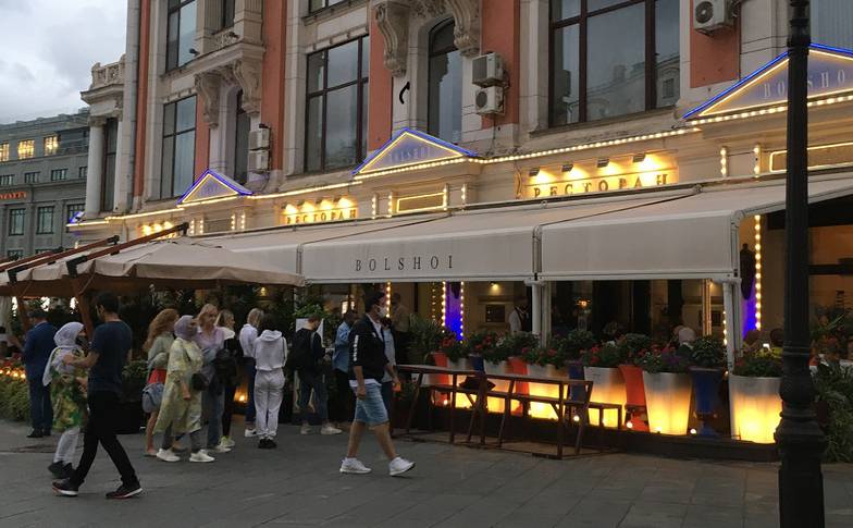 Екатерина Новикова К вечеру собираются очереди из желающих посидеть на открытых верандах кафе и ресторанов