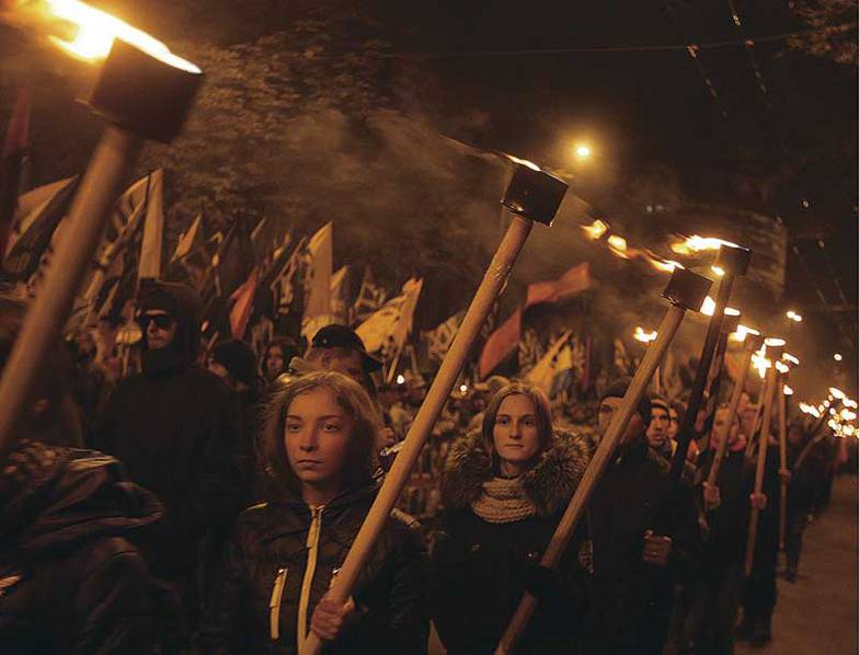 ПЕТР СИВКОВ/ТАСС Участники марша националистов, организованный добровольческим вооруженным формированием «Азов» (запрещен в РФ) и неформальным объединением «Правый сектор» (запрещено в РФ) по случаю 74-й годовщины создания Украинской повстанческой армии