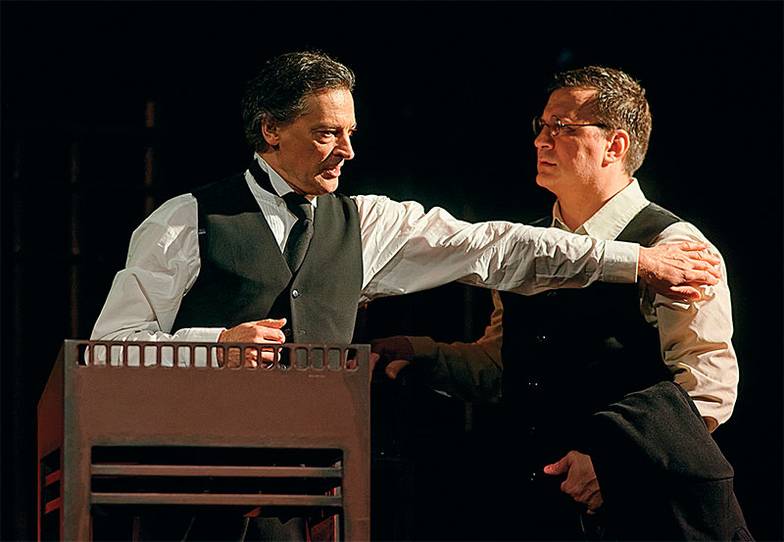 СЕРГЕЙ ПЕТРОВ / ПРЕДОСТАВЛЕНО ПРЕСС-СЛУЖБОЙ РАМТ В роли главы семьи Германа Мерца — Евгений Редько (слева)