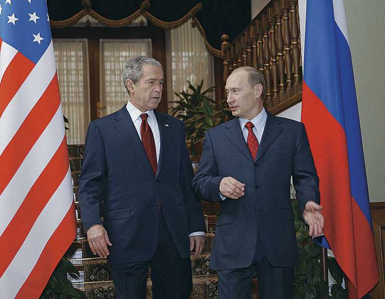 ИТАР-ТАСС/ ВЛАДИМИР РОДИОНОВ Президенты США и России Джордж Буш и Владимир Путин на встрече в резиденции главы российского государства «Бочаров ручей» (6 апреля 2008 г.)